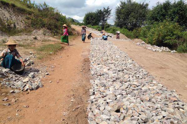 road kalaw to inle lake construction women